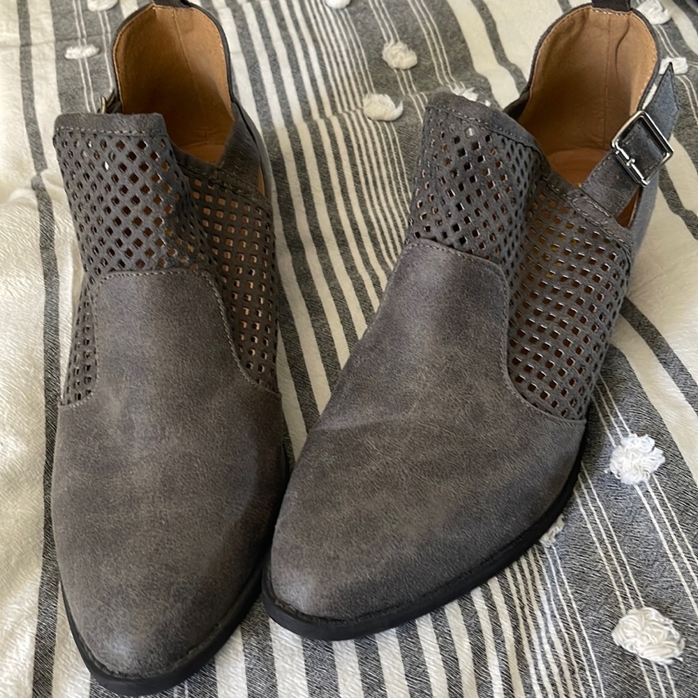 Ladies size 9 NWT Daytrip brand booties